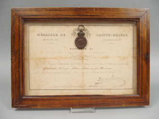 Vente aux enchères Tableau contenant une médaille de st Héléne sans ruban et son diplôme 