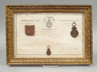 Vente aux enchères Tableau contenant une médaille de St Hélène, son ruban à part et sa ré