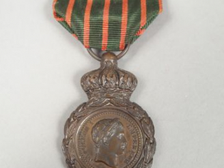 Vente aux enchères Médaille de St. Héléne dans sa boite en cartonnage blanc au texte en r