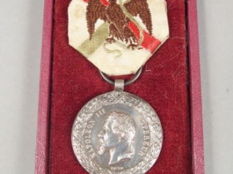 Vente aux enchères Belle médaille dite de la campagne du Mexique. Module argent gravure «