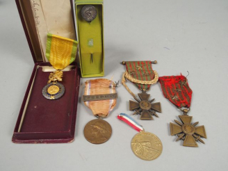 Vente aux enchères Lot de décorations Françaises dont certaines en boite : Médaille milit