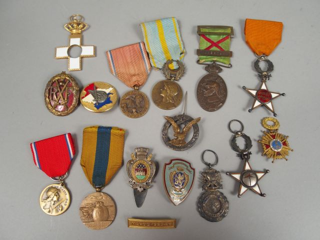 Lot de décorations et insignes Français et étrangers. (1-)
