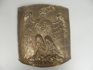 Vente aux enchères Plaque en laiton embouti à l’aigle impérial non couronné sénestrogyre.