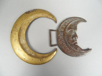Vente aux enchères Croissant de sous gorge en bronze sous forme de croissant de lune d’of
