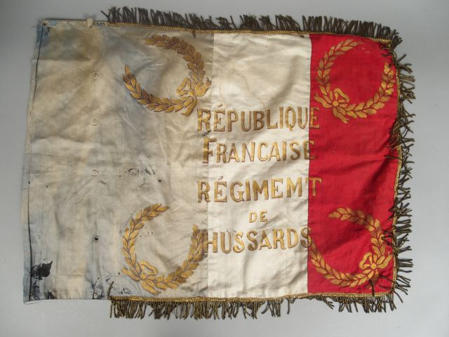 Drapeau tricolore en soie motif peinture or à l’avers : « REPUBLIQUE F