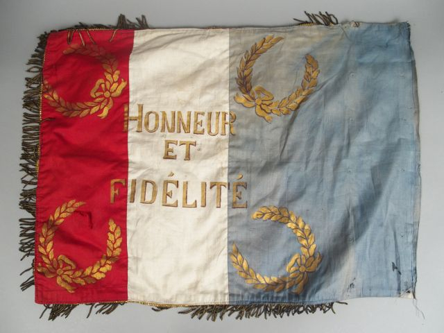 Drapeau tricolore en soie motif peinture or à l’avers : « REPUBLIQUE F