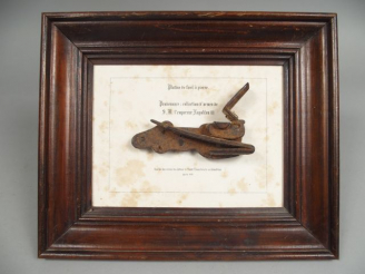 Vente aux enchères Tableau bois portant en son centre une platine de fusil à la miquelet 