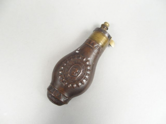 Vente aux enchères Poire à poudre de coffret de pistolet corps en feuille de cuivre embou