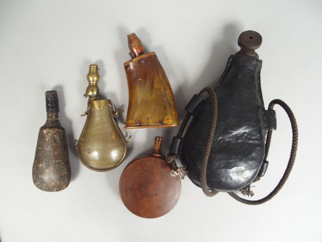 Lot de 5 poires à poudre et plomb, diverses fabrications dont une bell