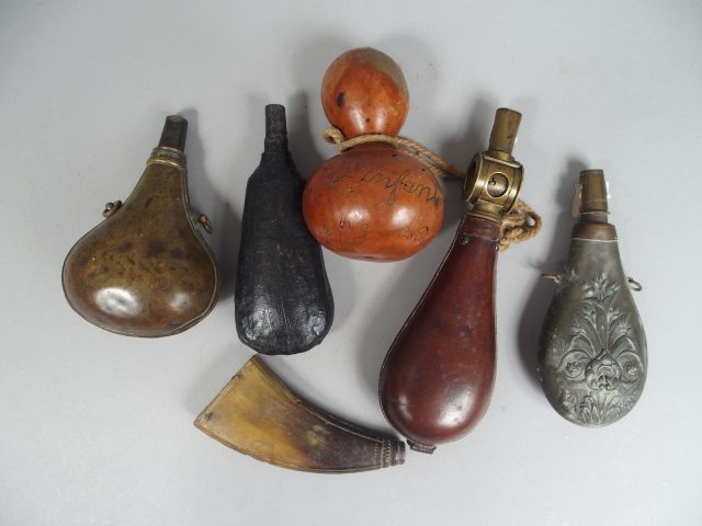 Lot de 6 poires à poudre et à plomb diverses fabrication (carton mâché