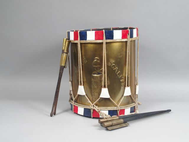 Grande reproduction de tambour révolutionnaire,, fut en feuille de lai