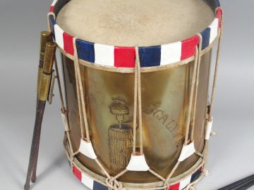 Grande reproduction de tambour révolutionnaire,, fut en feuille de lai
