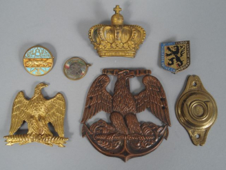 Vente aux enchères Lot de cuivreries diverses et d’insignes. (1)
