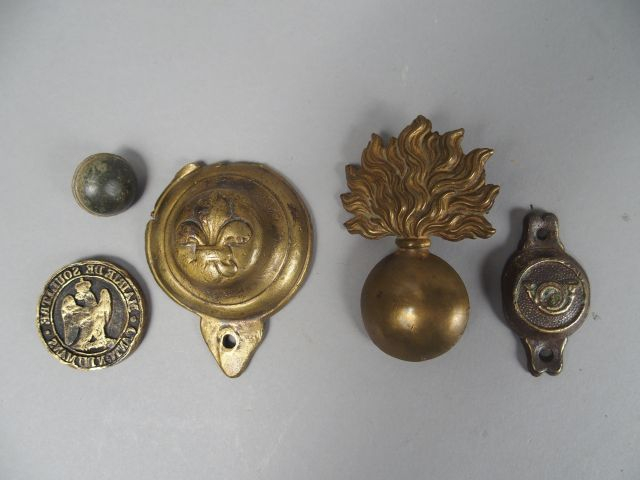 lot de cuivreries militaires dont mascaron de mors à la fleur de lys (
