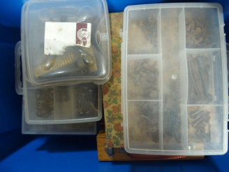 Vente aux enchères Lot important de pièces détachées d’armes à feu et blanches. On y join