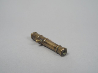 Vente aux enchères Petit tube de canon en bronze, lumière percée (70mm de long). (1)