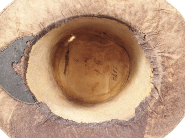 Haut de forme de demi-solde époque Restauration. Corps en taupin brun.