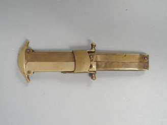 Vente aux enchères Couteau à lame escamotable, lame à 4 pans, poignée en feuille de laito