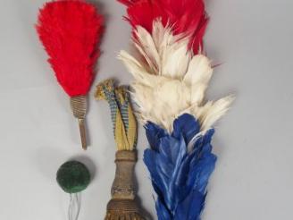 Vente aux enchères Lot de plumets et pompons. Plumet rouge, olive laiton, grand plumet tr