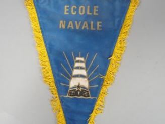 Vente aux enchères Fanion triangulaire moderne école navale, franges coton jaune. Moderne