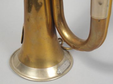 Bugle Allemand réglementaire. Plaque à l’aigle héraldique. Tour du pav