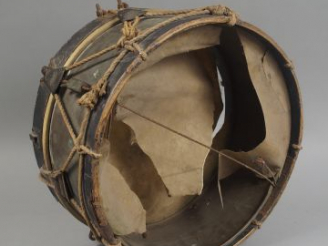 Vente aux enchères Tambour (caisse claire) en laiton, peau crevée  sur une face. (2-)