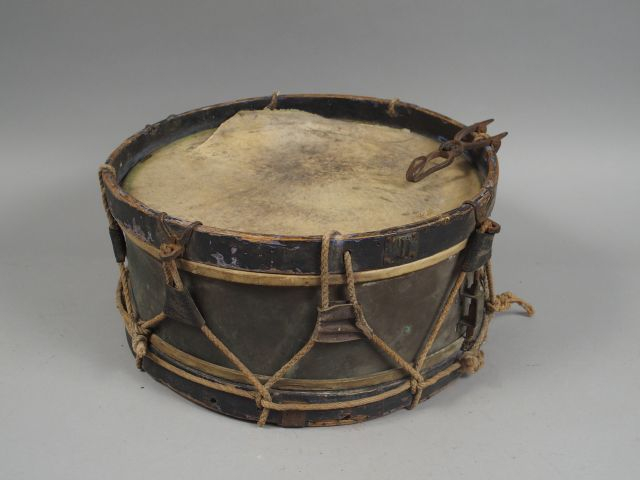 Tambour (caisse claire) en laiton, peau crevée  sur une face. (2-)