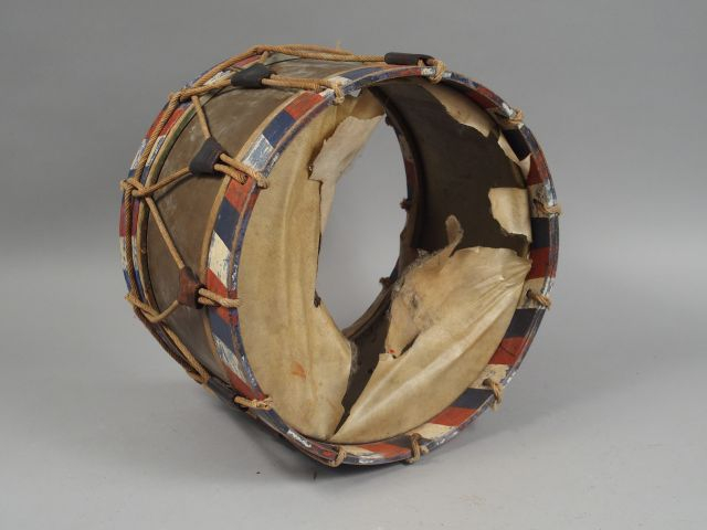 Tambour corps en feuille de laiton bordures en bois tricolores, peaux 