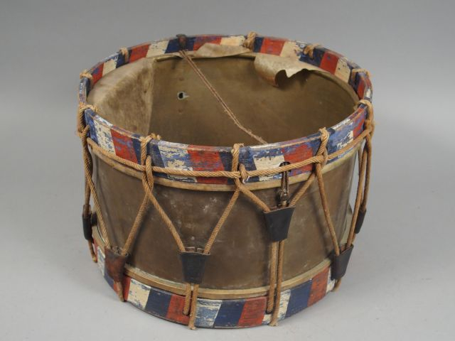 Tambour corps en feuille de laiton bordures en bois tricolores, peaux 