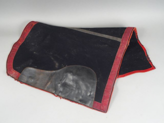 Vente aux enchères Tapis de selle troisièmes République en forte drap bleu nuit à galon r