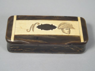 Vente aux enchères Tabatière en corne gravée du N napoléonien et d'un portrait de Bonapar