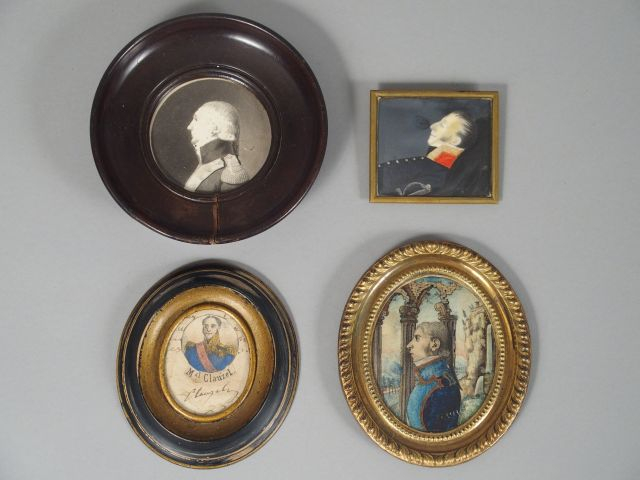 4 différentes miniatures 'portraits de militaires'