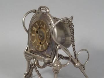 Pendulette constituée à partir de mors de chevaux