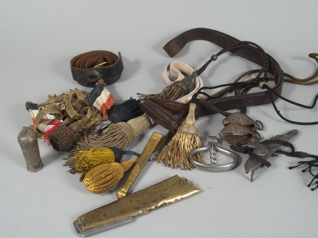 Lot disparate d'accessoires en canetille et cuir (dragonnes)