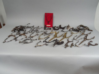 Vente aux enchères Lot important  d'étriers: fer, maillechort, etc… (2)