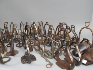Vente aux enchères Lot d'étriers époques diverses, en paire et en unité (2).