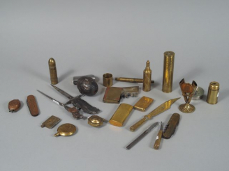 Vente aux enchères 23 différents objets de poilu, art de tranchées : fléchettes aviation 