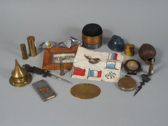 Vente aux enchères Différents objets souvenirs commémoratifs, art des tranchées, photos, 