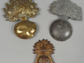 Vente aux enchères Lot de trois grenades diverses, attribut de giberne ou de casque Adria