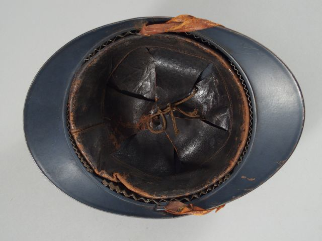 Casque Adrian modèle 1915  infanterie, complet avec sa coiffe en cuir 
