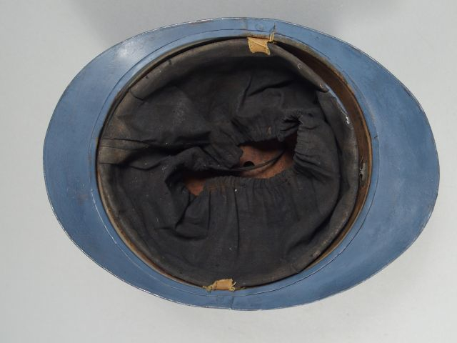 Casque Adrian modèle 1915 d’infanterie, peint bleue horizon, modèle po