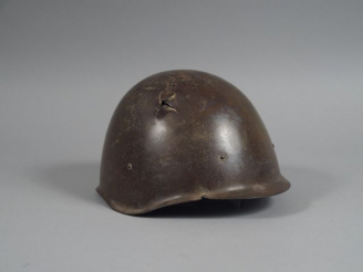 Vente aux enchères Casque d’acier Russe SSH 40 contemporain front de l’est 42/45 défoncé 