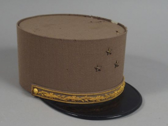 Vente aux enchères Képi de général de division (trois étoiles) Français après 1945. Corps