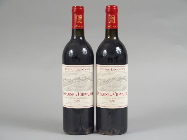 2 BOUTEILLES DOMAINE DE CHEVALIER 1er GCC GRAVES - 1988 - BG