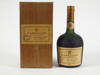 Vente aux enchères 1 BOUTEILLE COGNAC NAPOLEON FINE CHAMPAGNE NAPOLEON COUVOISIER - COFFR