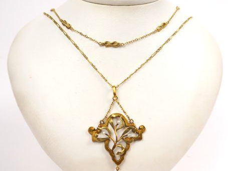 Chaine en or retenant un pendentif figurant une branche de gui agrémen