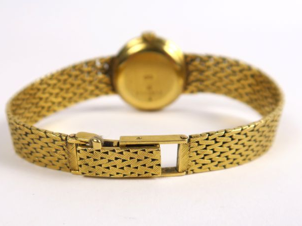 JAEGER LECOULTRE. Montre de dame, bracelet et cadran en or. Poids tel 