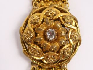 Vente aux enchères Bracelet Napoléon III en or ajouré à décor de motifs floraux, orné en 