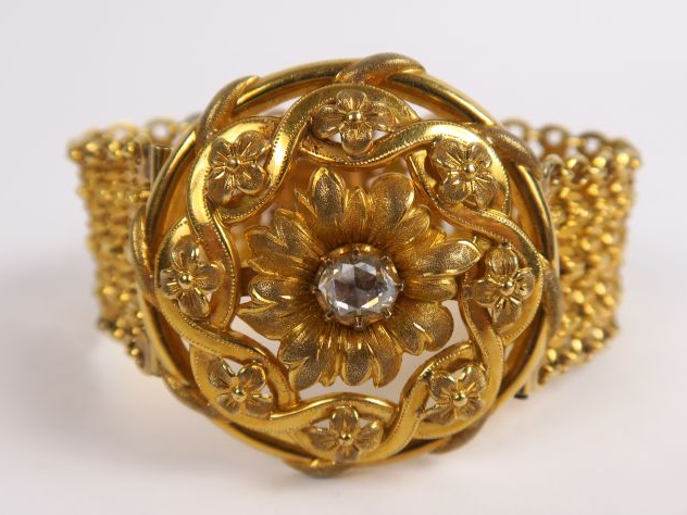 Bracelet Napoléon III en or ajouré à décor de motifs floraux, orné en 