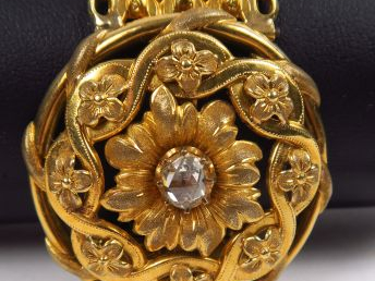 Bracelet Napoléon III en or ajouré à décor de motifs floraux, orné en 